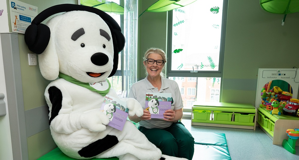 Bobby and Cheryl Gascoigne with BBDO book in ward play room